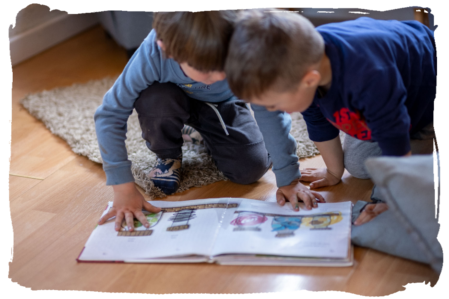 Bimbi che guardano un libro