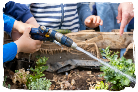 Bimbi alle prese con il giardinaggio